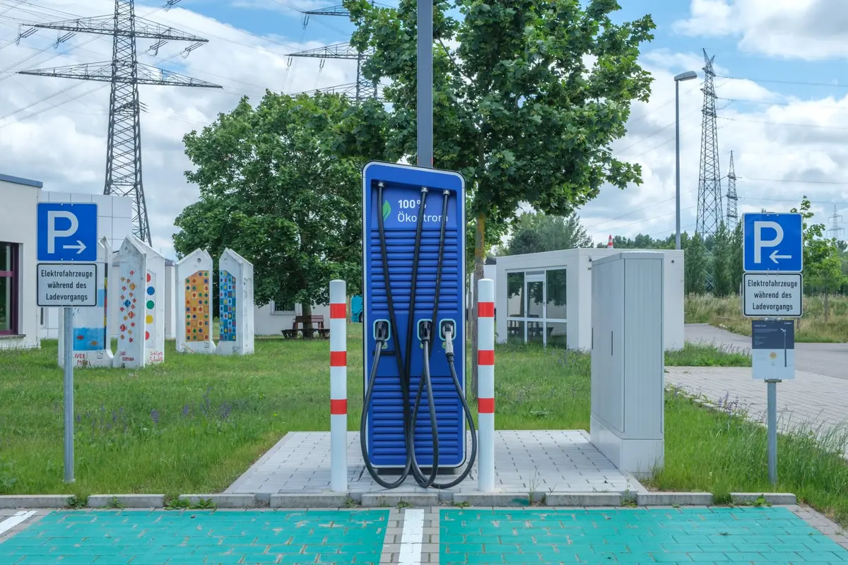 Borne de recharge rapide DC sur autoroute avec voiture &eacute;lectrique branch&eacute;e