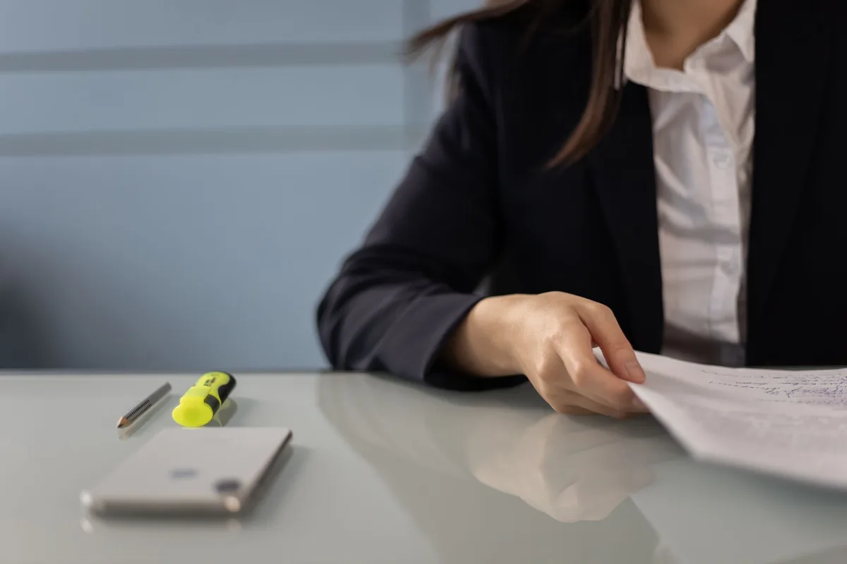 Employé avec formulaires d'accident du travail et documents médicaux sur un bureau