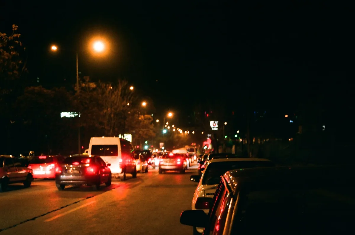 Circulation urbaine dense avec plusieurs voitures en embouteillage