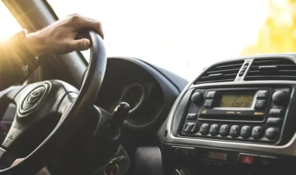 Mains sur le volant d'une voiture automatique moderne en conduite fluide