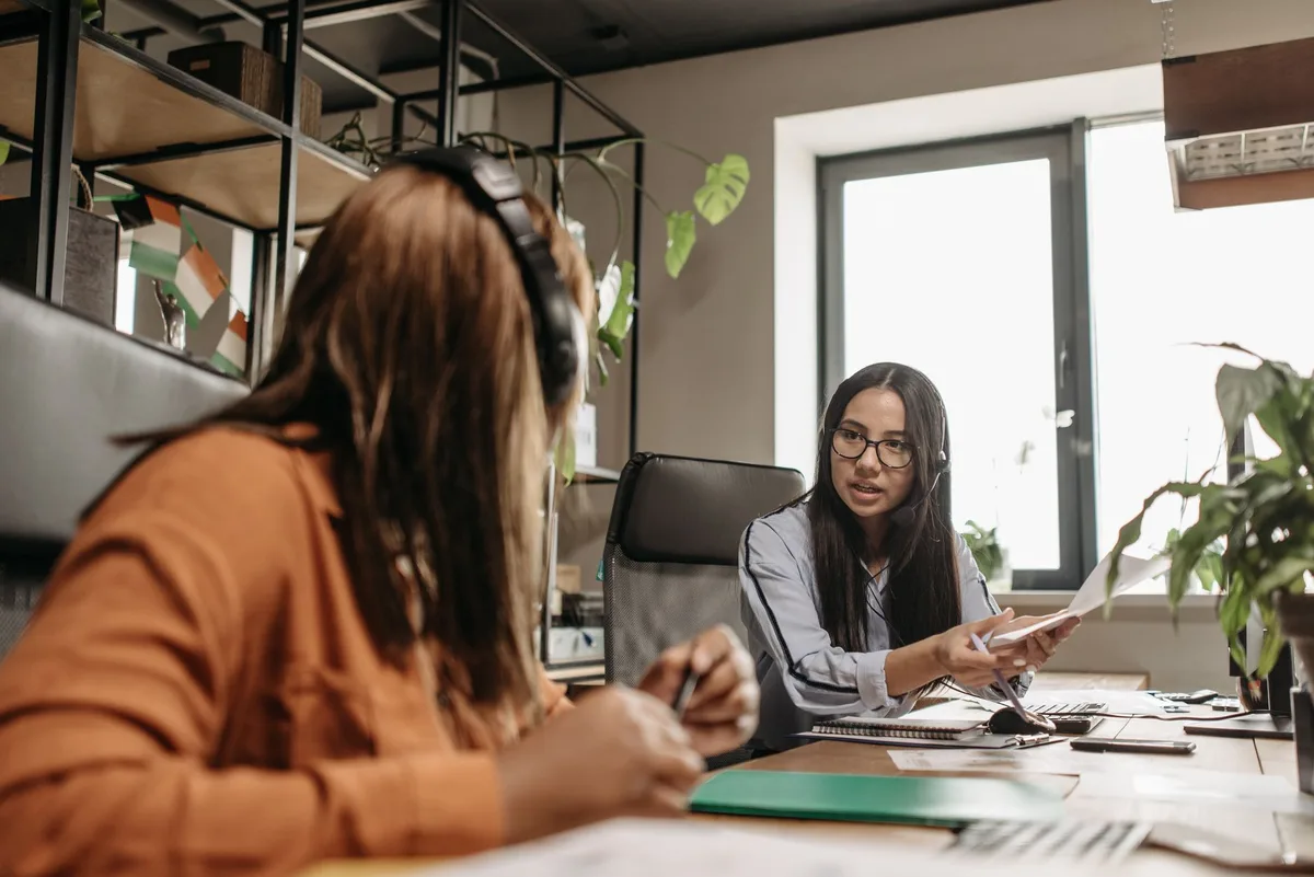 Employeur et salarié en discussion dans un bureau