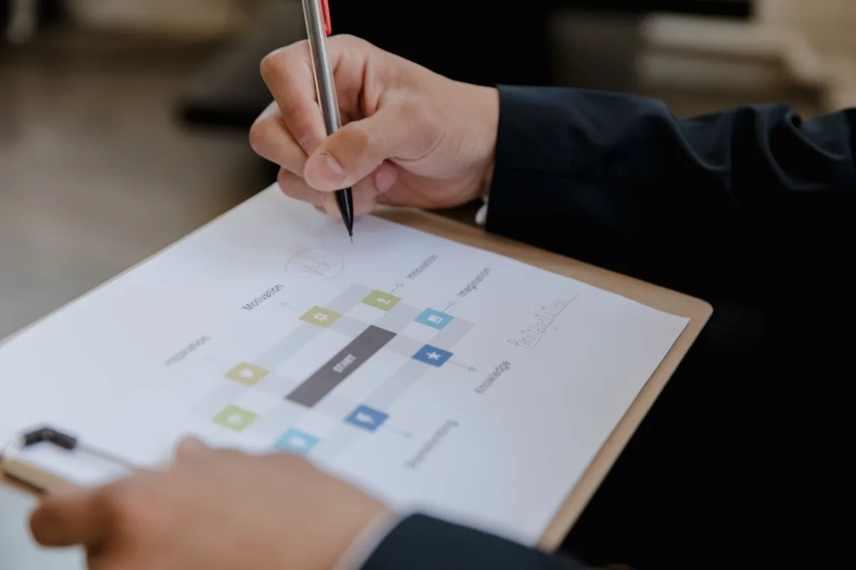 Un employeur discutant des horaires de travail avec des documents contractuels et un calendrier.