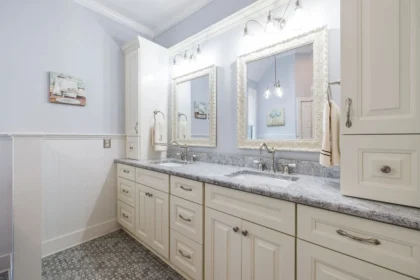 Salle de bains moderne avec meubles de rangement modulables et accessoires organisés