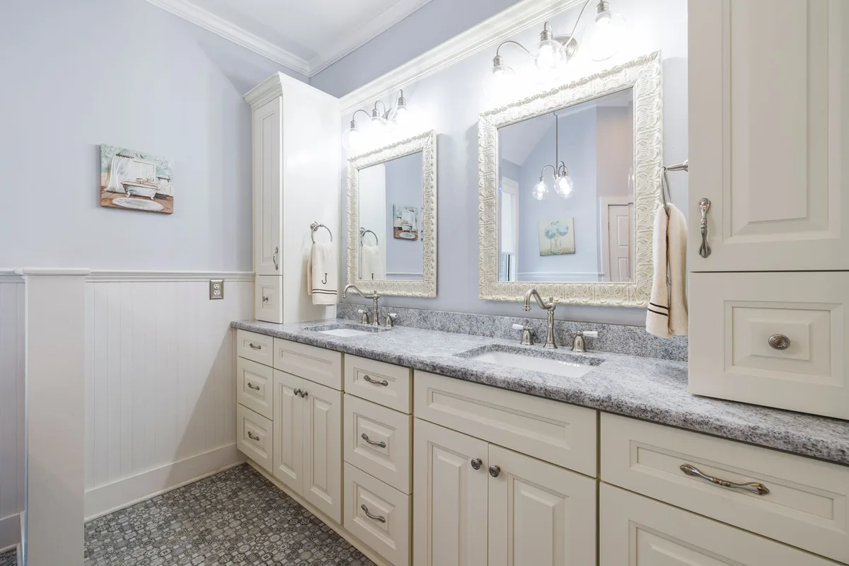 Salle de bains moderne avec meubles de rangement modulables et accessoires organisés