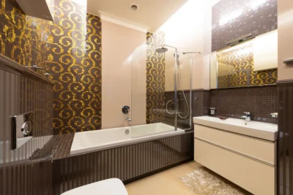 Détails de finitions haut de gamme en laiton et métal poli sur un mur intérieur élégant