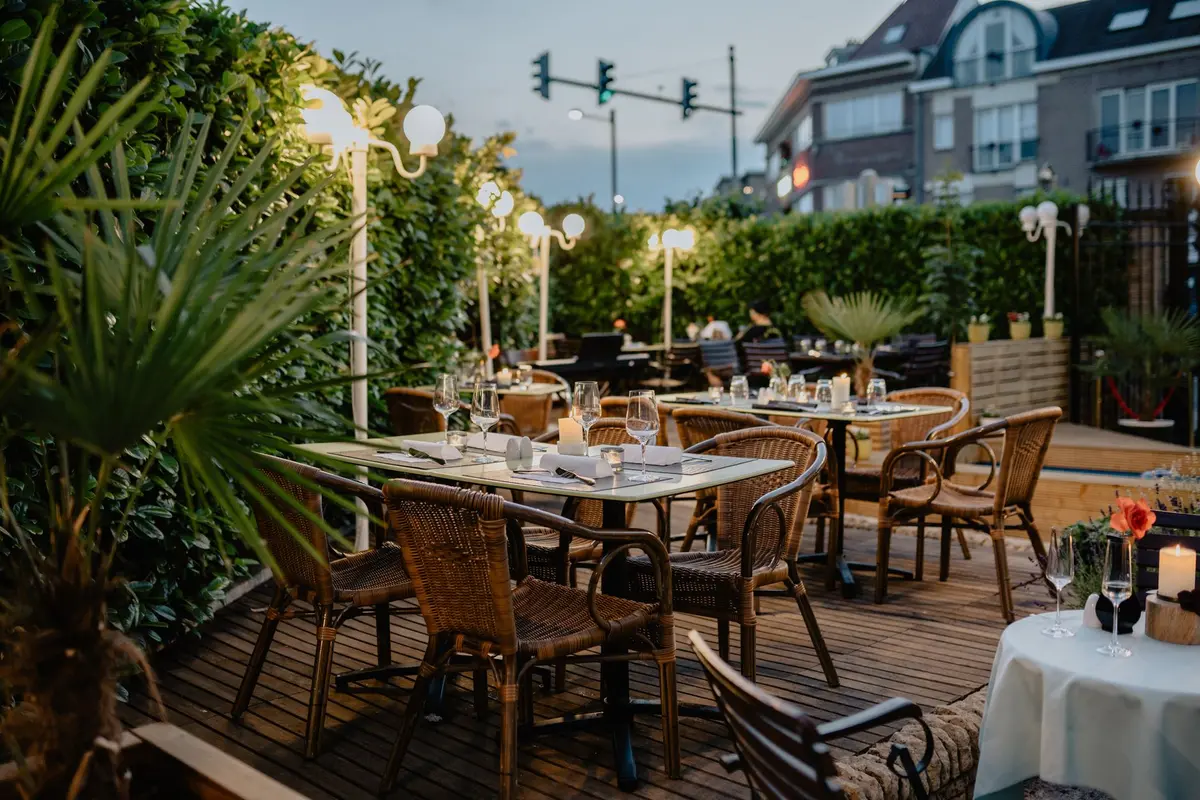 Restaurant gastronomique avec terrasse face au coucher de soleil