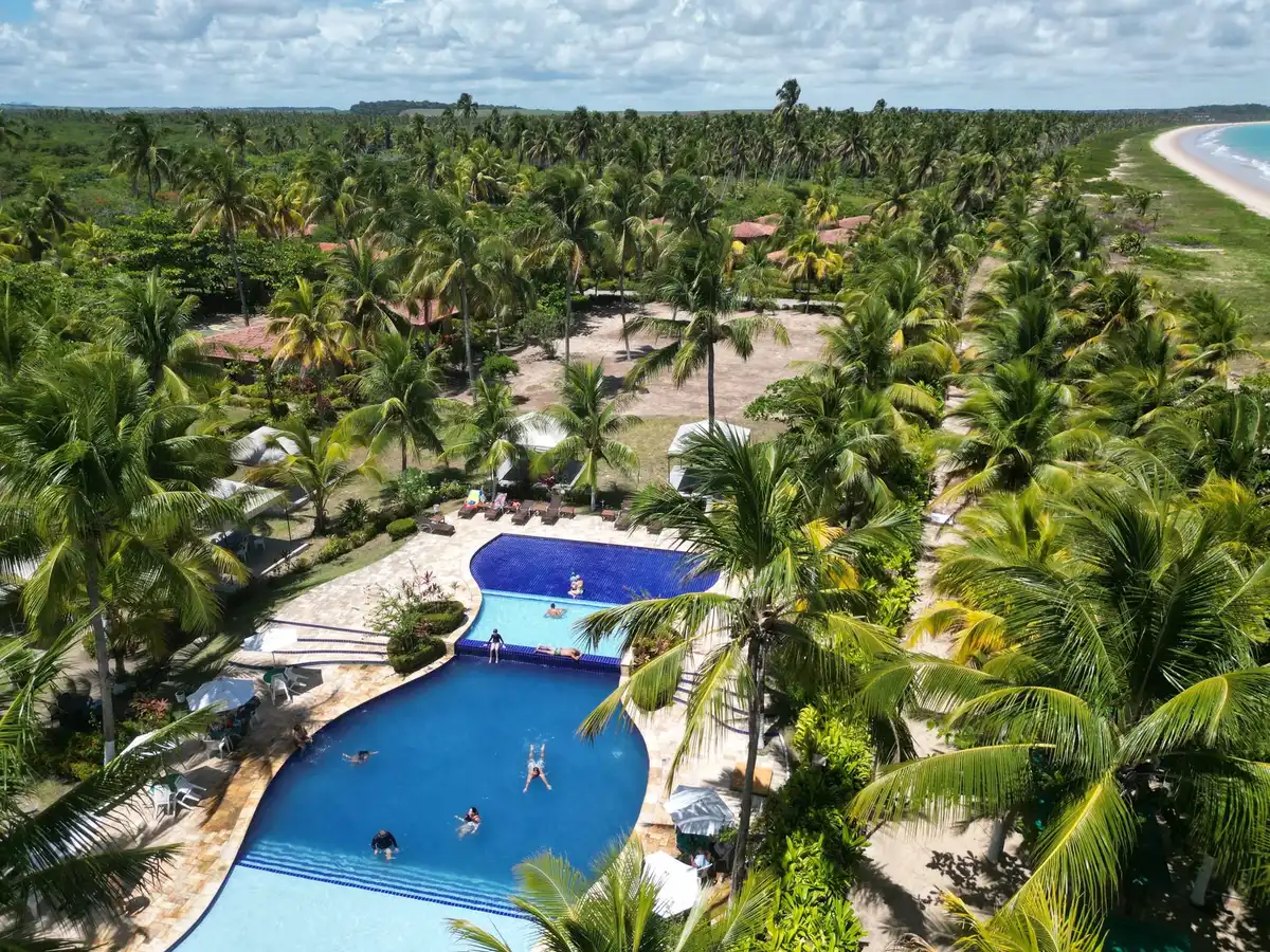 Lagon turquoise et plage privée de la Caraïbe, végétation tropicale luxuriante en arrière-plan