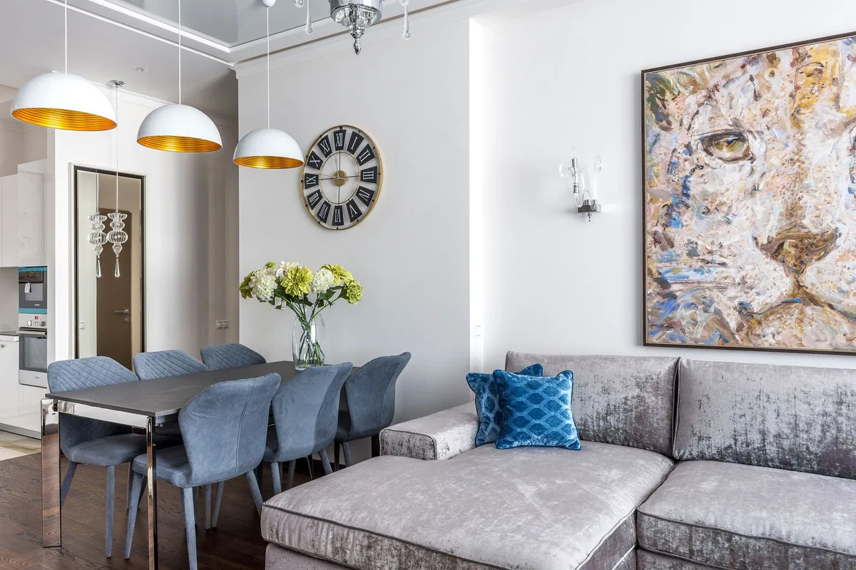 Salon moderne avec plusieurs zones de conversation et mobilier modulable pour accueillir des invit&eacute;s