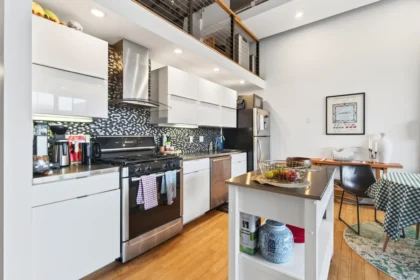 Loft spacieux avec plan ouvert, mobilier contemporain et zones de conversation bien délimitées