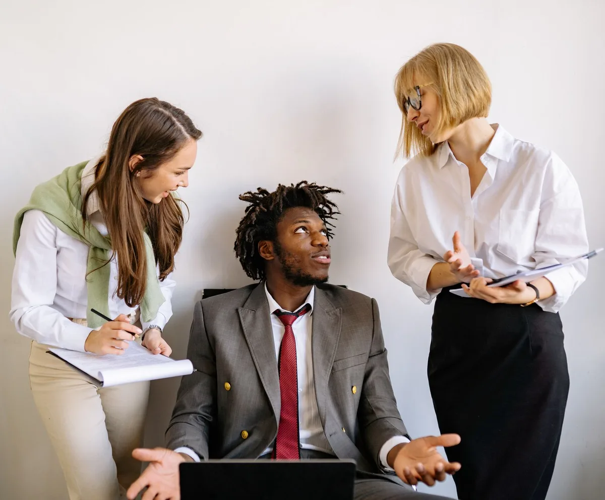 Professionnel présentant ses compétences transversales et son évolution de carrière