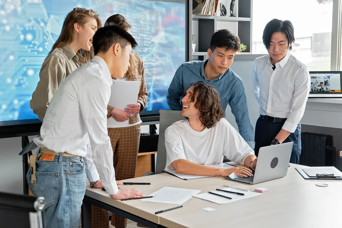 Équipe de professionnels travaillant ensemble dans un environnement de startup moderne