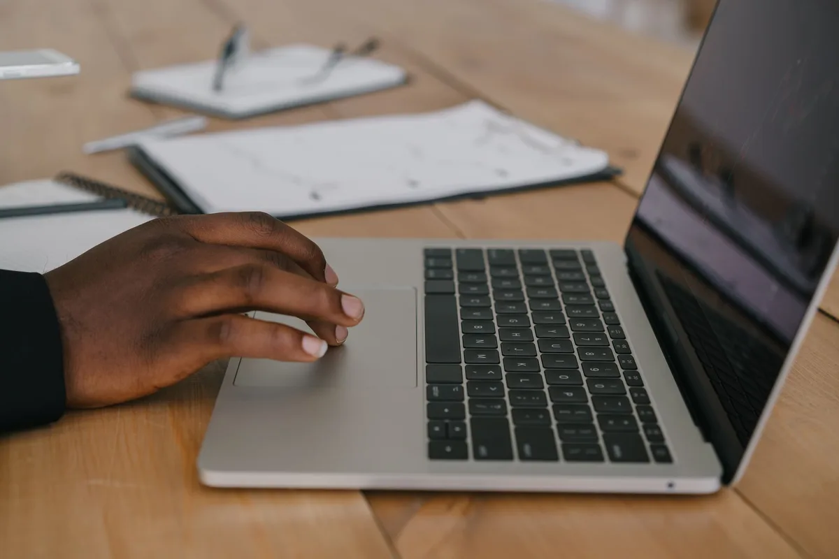 Personne consultant des offres d'emploi et des profils d'entreprise sur son ordinateur portable