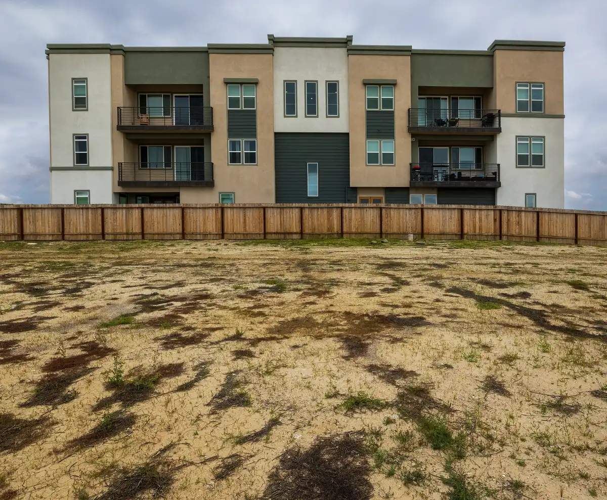 Terrain vide et vacant dans une zone urbaine ou rurale