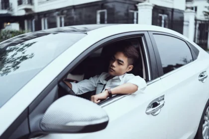 Jeune conducteur au volant d'une voiture en circulation urbaine pour la première fois