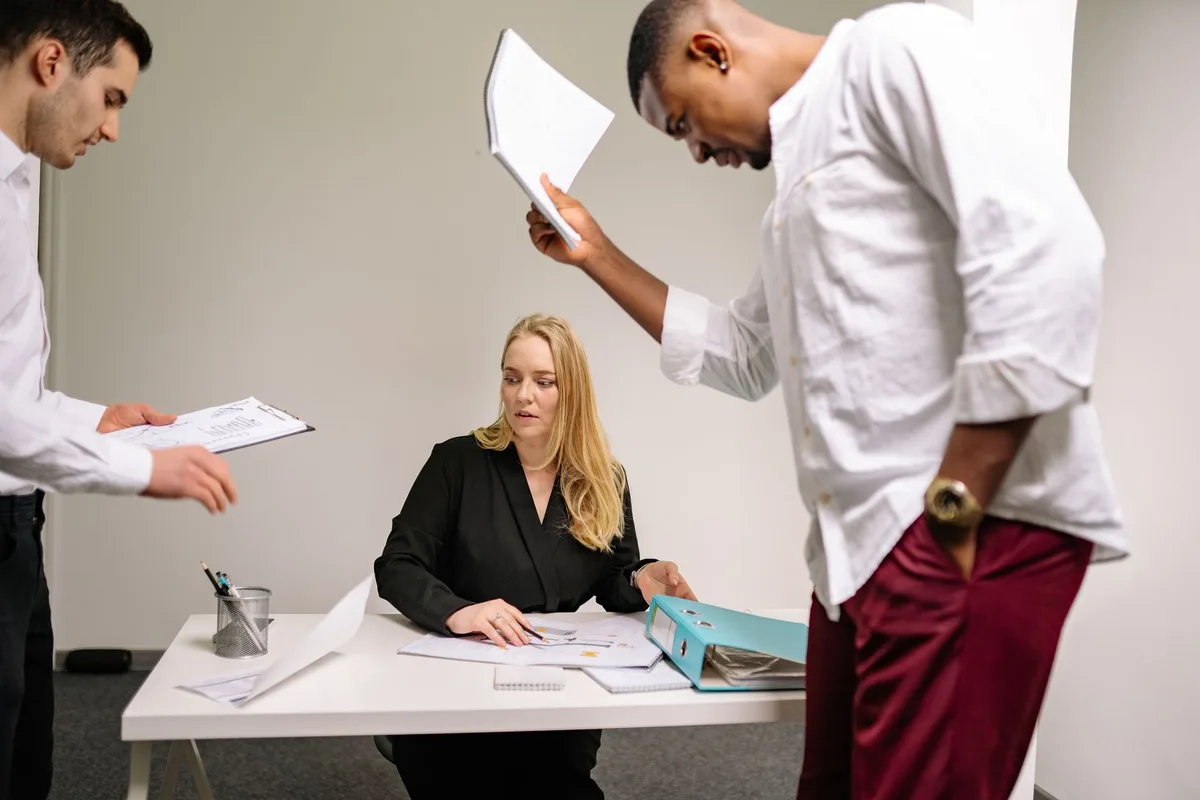 Employé assis à son bureau avec une expression de démotivation et de désintérêt