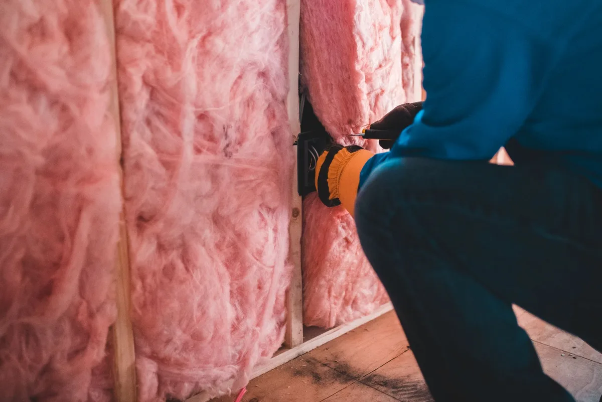 Chantier de r&eacute;novation &eacute;nerg&eacute;tique avec outils et mat&eacute;riaux de construction