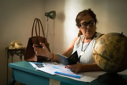 Documents administratifs et passeport sur un bureau pour embauche de salarié étranger