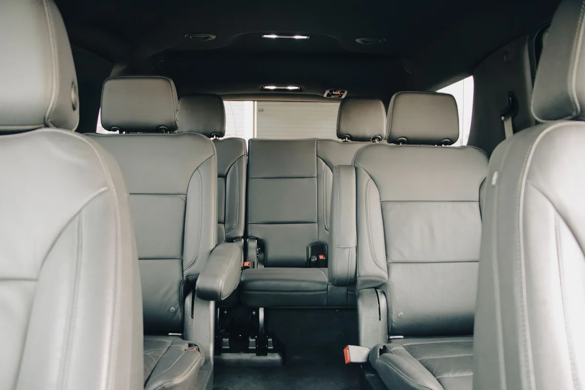 Vue int&eacute;rieure d'un monospace ou grand SUV avec coffre modulable et si&egrave;ges arri&egrave;re spacieux