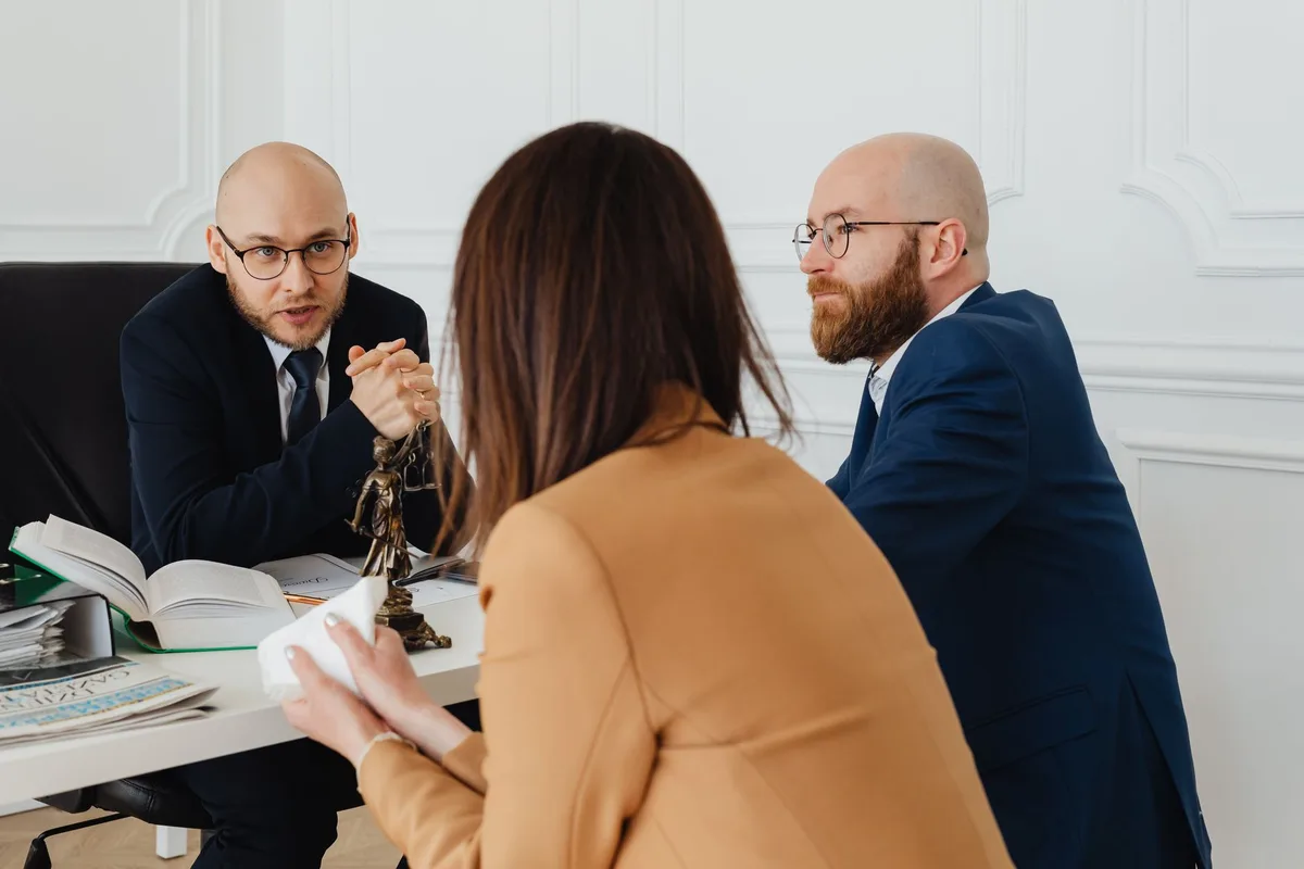 Consultation juridique avec un expert pour discuter des recours immobiliers