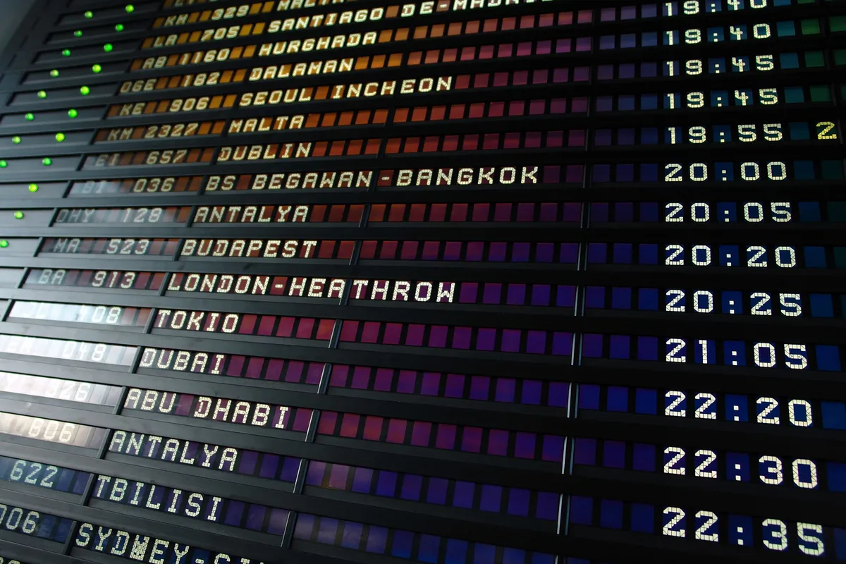 Tableau d'affichage des vols dans un aéroport européen