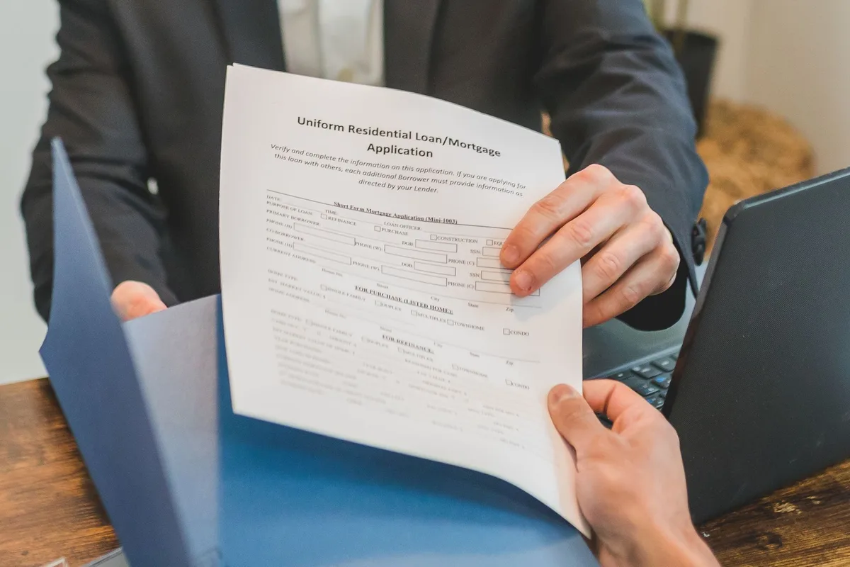Documents de pr&ecirc;t immobilier et formulaires de demande de cr&eacute;dit sur un bureau