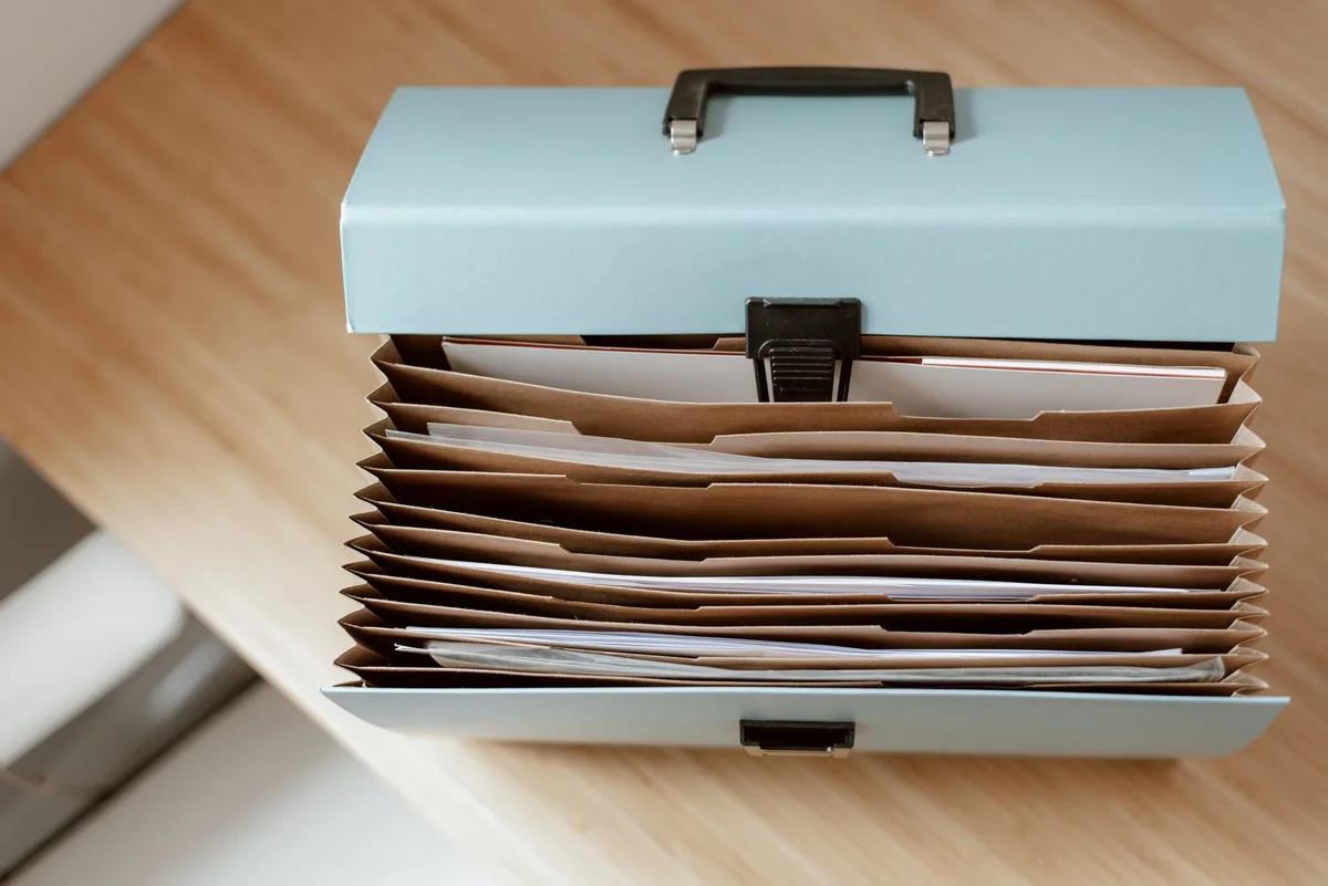 Documents administratifs pour la reprise voiture : carte grise, contr&ocirc;le technique et factures d'entretien