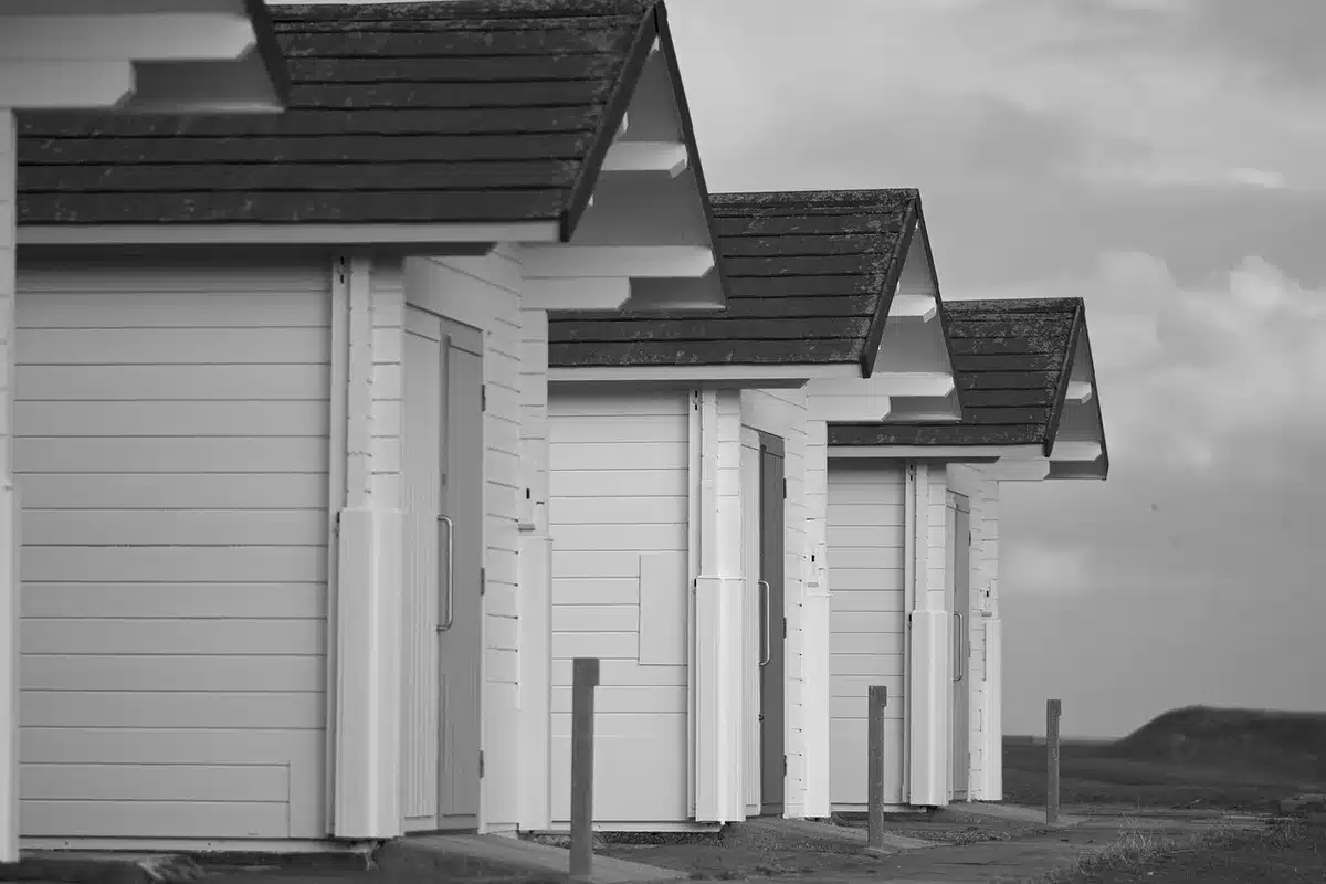 Façade blanche d'une maison au bord dunaire près de la plage