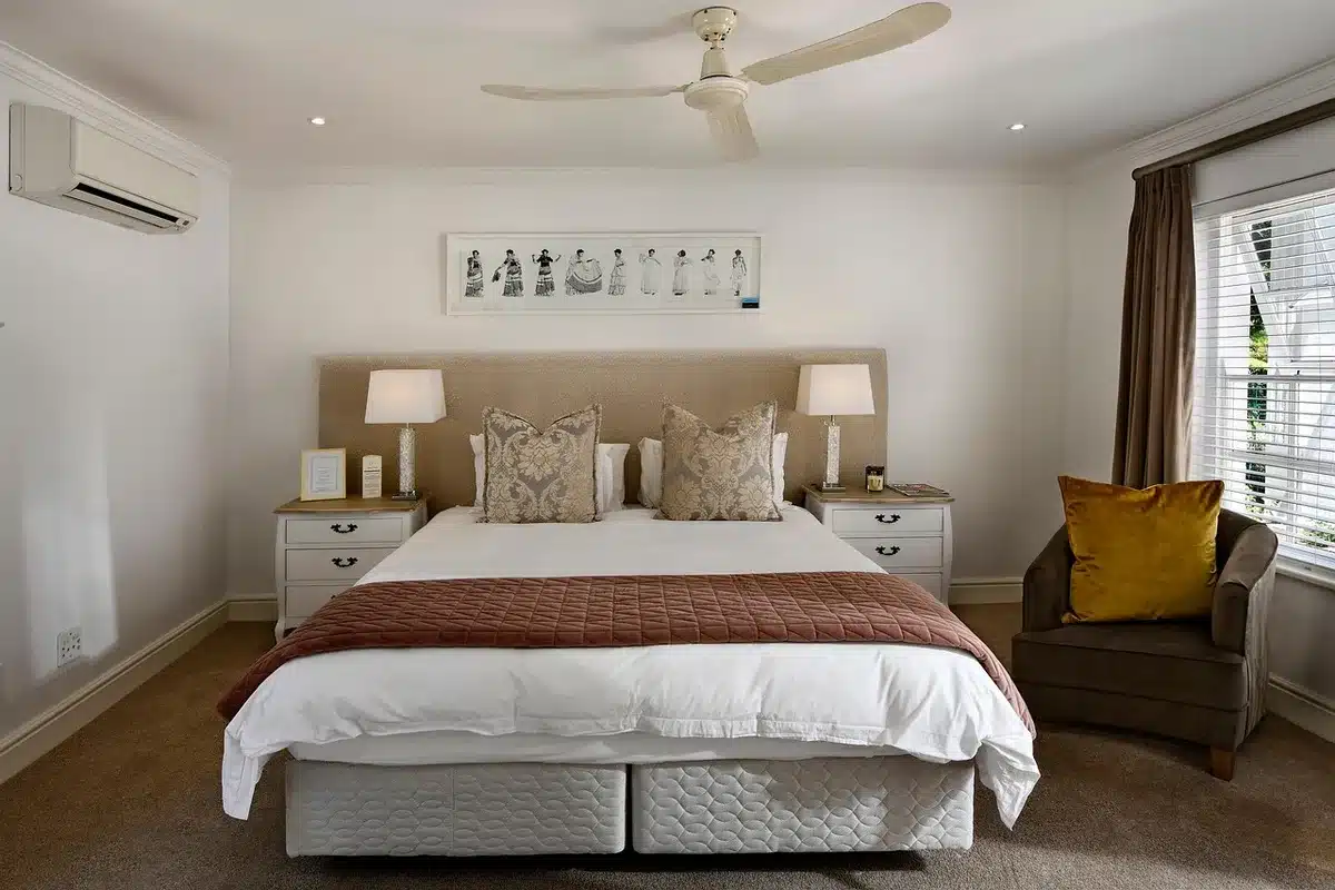 Intérieur minimaliste clair avec meubles en bois et touches bleu pâle