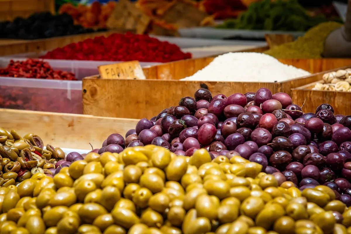 Étals de marché fermier avec fruits et fromages de saison