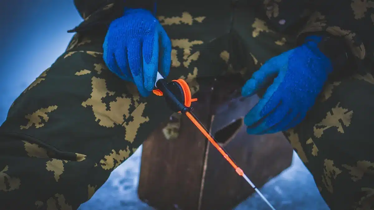 Artisan bâtiment au travail avec ses outils dans un chantier