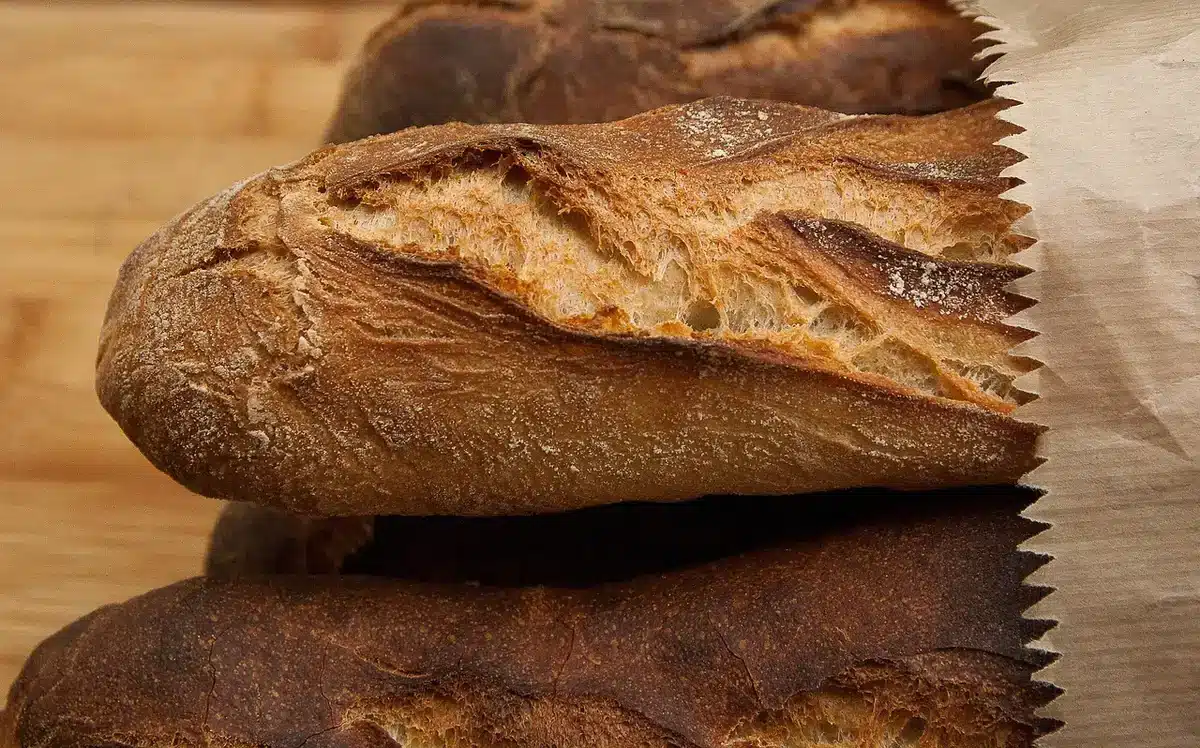 Mains d'un artisan travaillant l'argile à la roue du potier dans un atelier