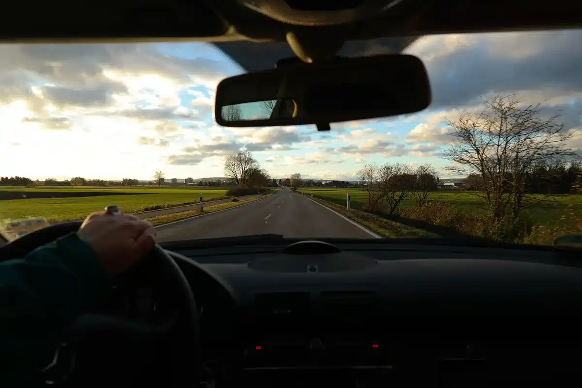 Tableau de bord et volant pendant un essai routier