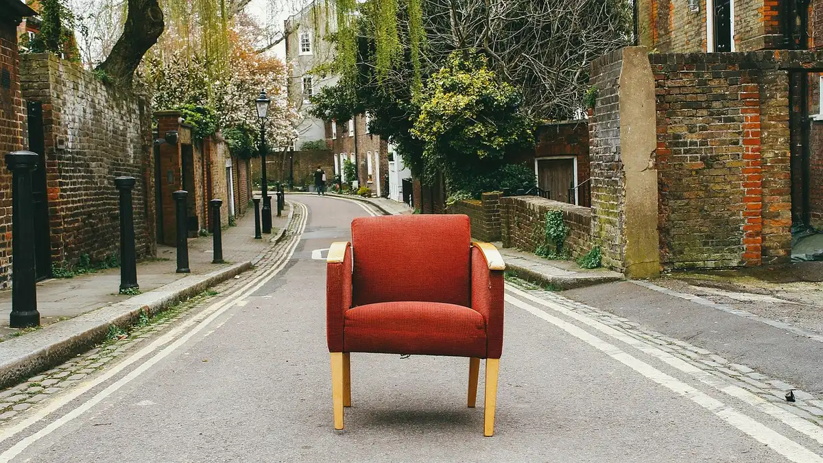 Fauteuil au piètement bois et dossier tubulaire dans un salon contemporain