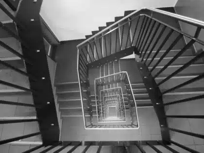 Escalier lumineux dans une maison rénovée avec boiseries en chêne clair et murs blancs