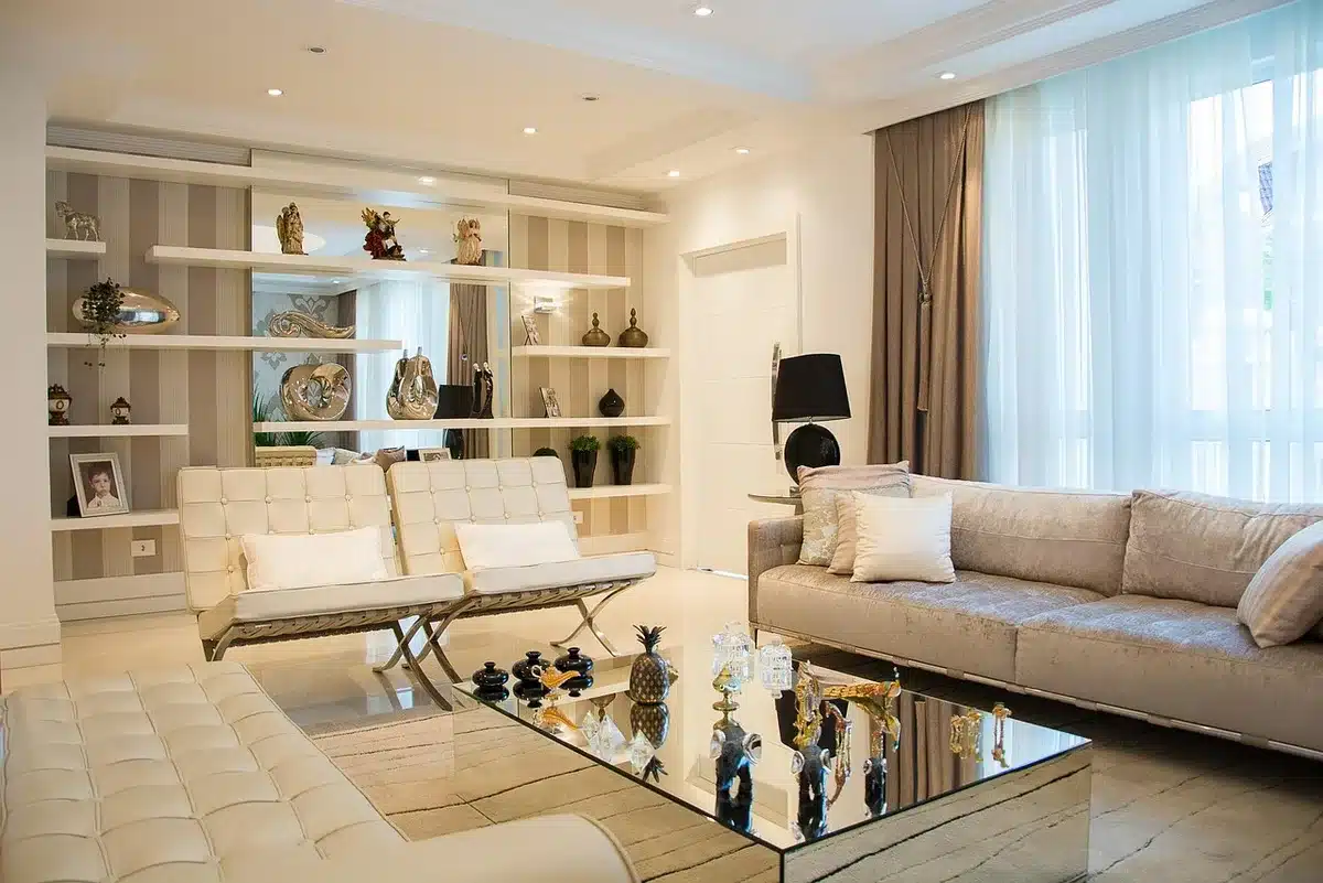 Sol en pierre naturelle et mobilier en chêne dans un intérieur méditerranéen