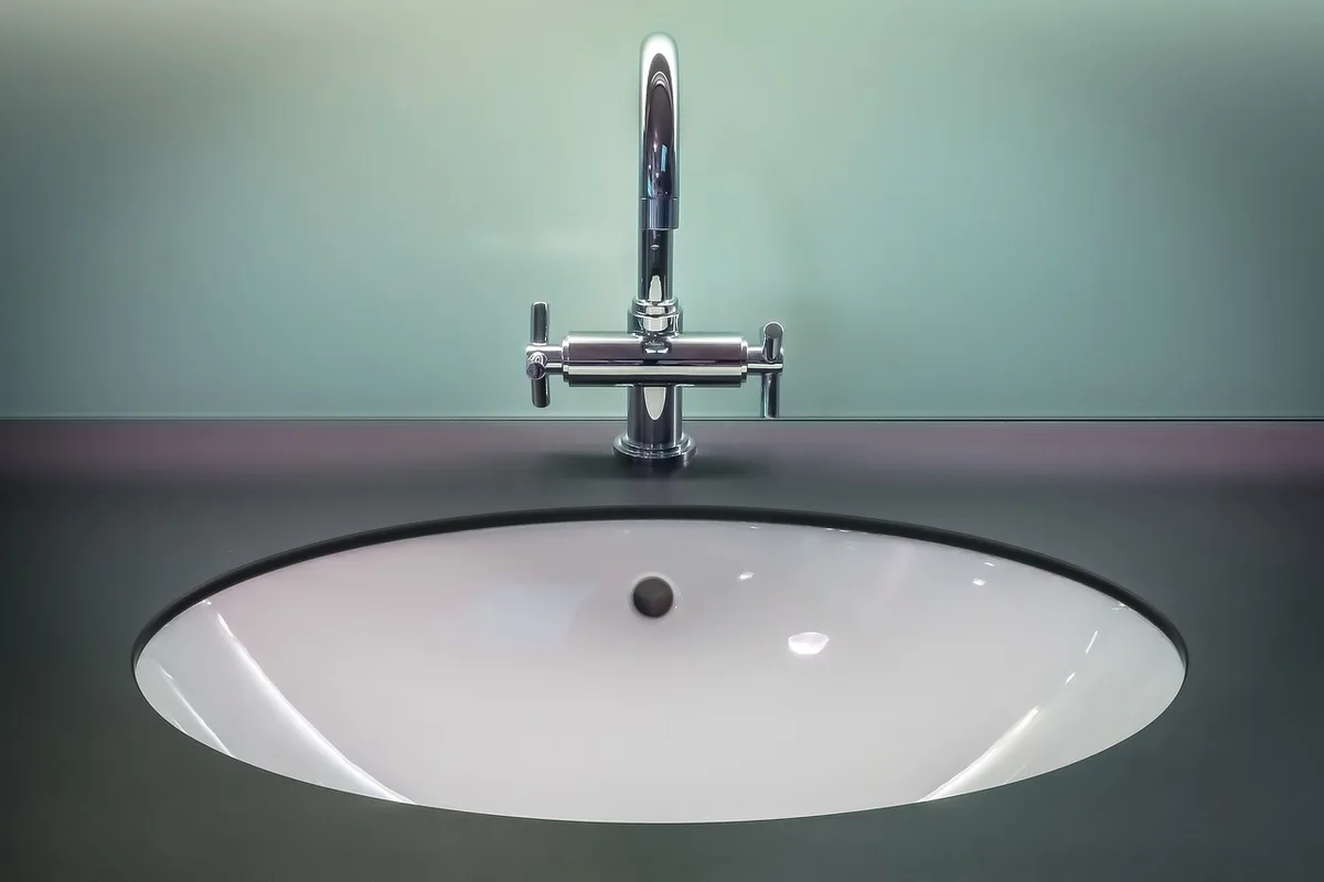 Meuble de salle de bain sur mesure avec rangements intégrés et finitions élégantes