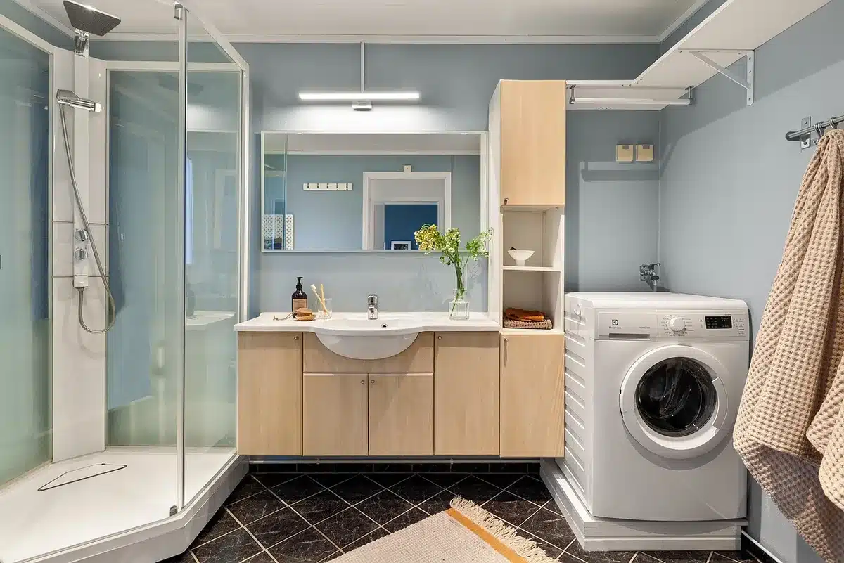 Salle de bain moderne avec vasque en marbre, meuble en bois et éclairage tamisé