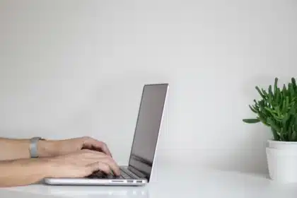 Mains anonymes tenant des formulaires et une enveloppe sur un bureau