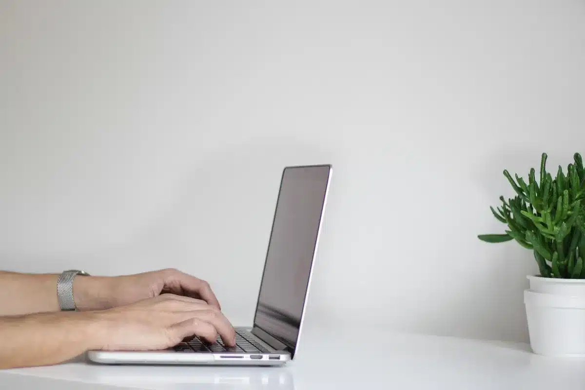Mains anonymes tenant des formulaires et une enveloppe sur un bureau