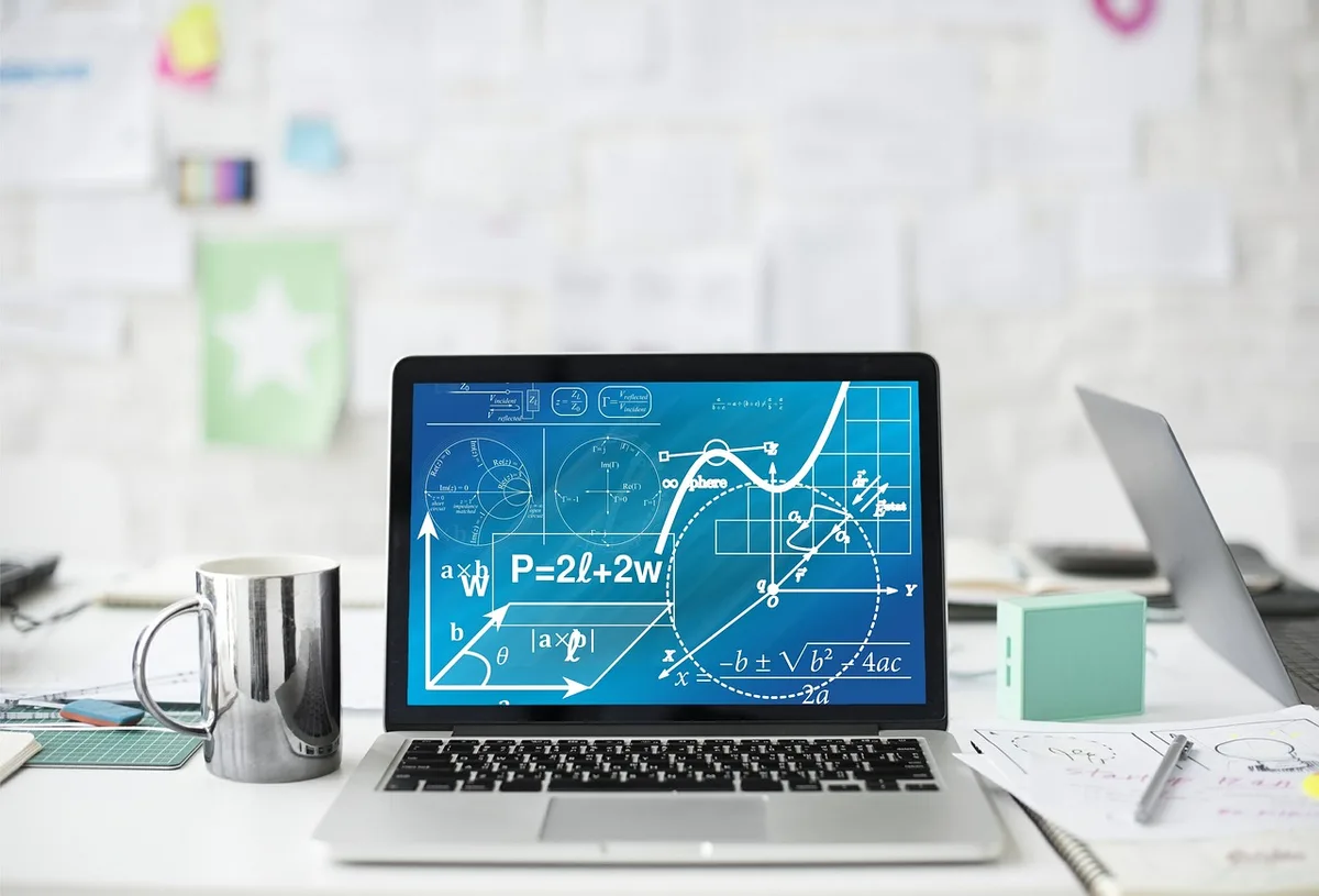 Calculatrice et tableau de calcul des charges patronales sur un bureau