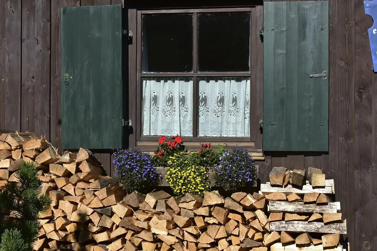 Comparaison de ch&acirc;ssis en aluminium, bois et PVC pos&eacute;s c&ocirc;te &agrave; c&ocirc;te
