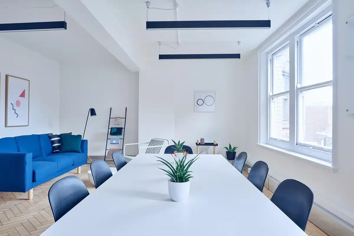 V&eacute;randa am&eacute;nag&eacute;e avec mobilier l&eacute;ger et plantes d'int&eacute;rieur
