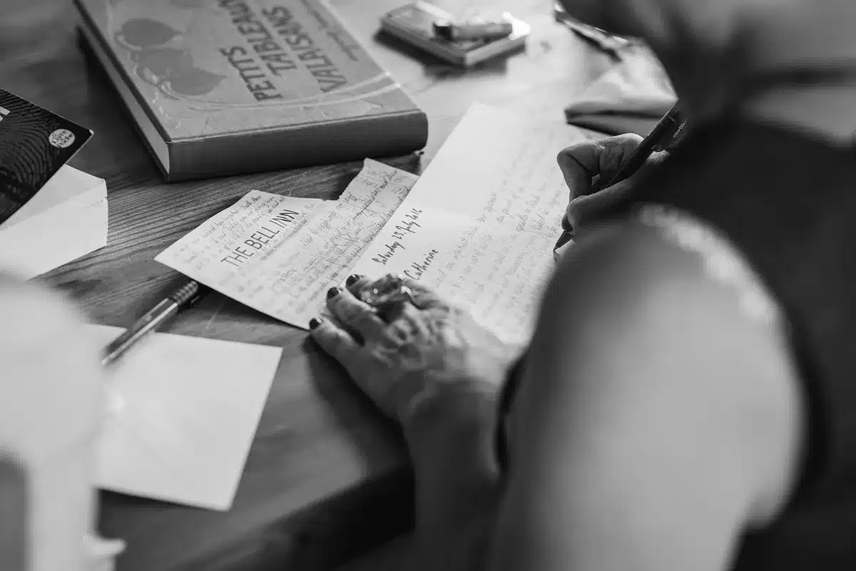 Cahier et notes de préparation pour un entretien posés sur un bureau