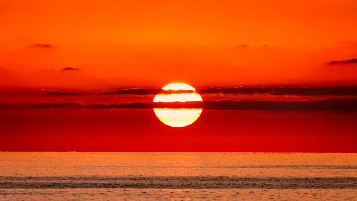 Grandes baies vitrées encadrant la vue sur la mer et la lumière naturelle