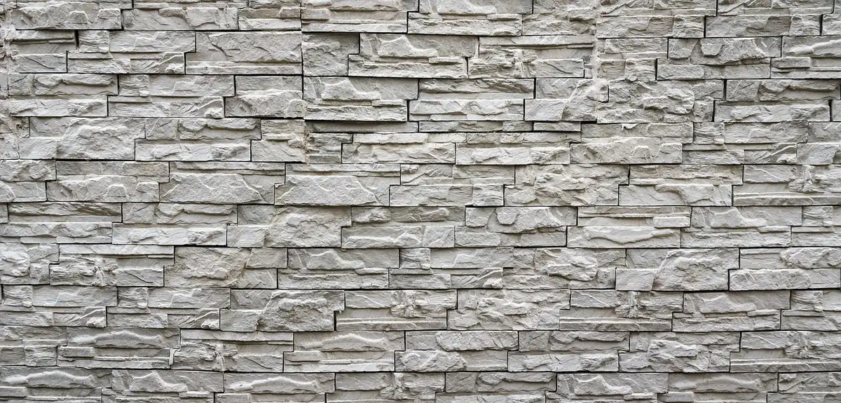 Intérieur méditerranéen lumineux aux murs de pierre épurés et ouvertures sur la mer