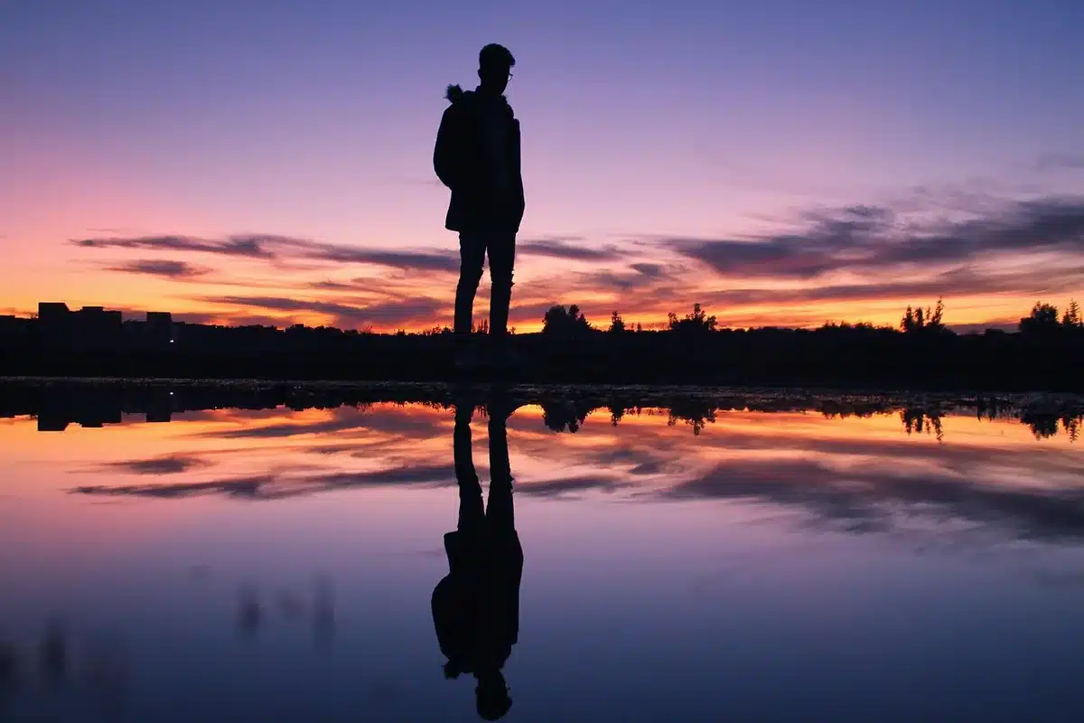Personne s'entraînant à son pitch devant un miroir près d'une fenêtre