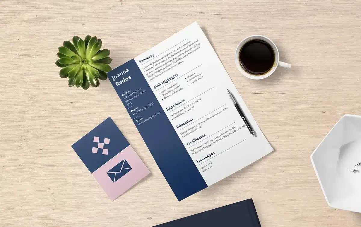 Document CV sur un bureau avec ordinateur portable pour optimiser sa candidature