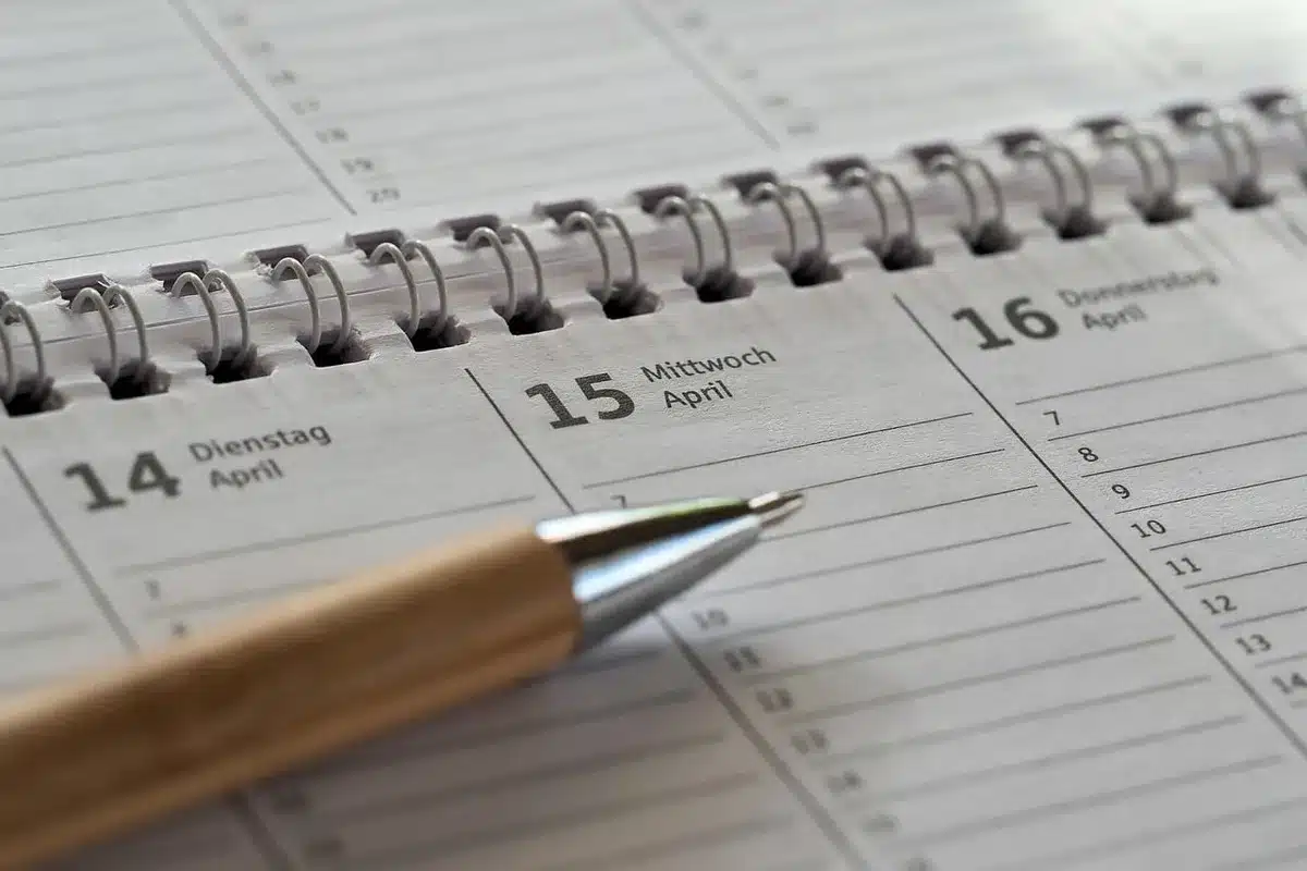 Tableur de suivi avec dates d'entretiens, contacts et statuts de candidature
