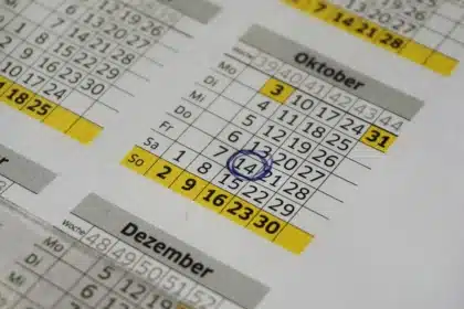Candidat consultant ses notes et son calendrier avec plusieurs dates d'entretiens affichées