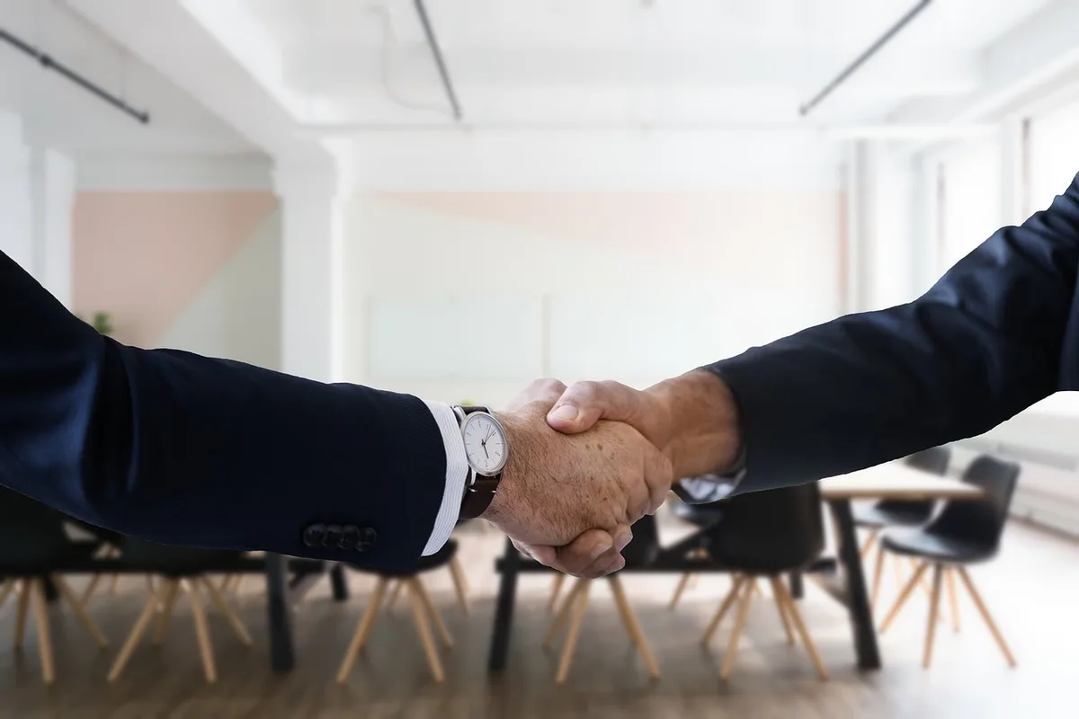 Entretien d'embauche professionnel dans un bureau moderne avec deux personnes